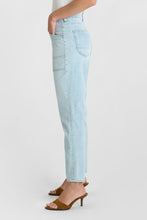 Load image into Gallery viewer, Le Temps light denim jeans
