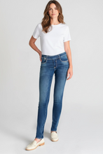 Load image into Gallery viewer, Le Temps belt detail jeans

