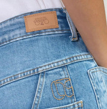 Load image into Gallery viewer, Le Temps Madie jeans
