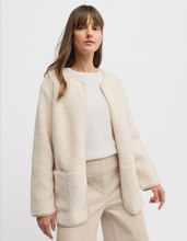 Load image into Gallery viewer, Yarra Trail teddy coat
