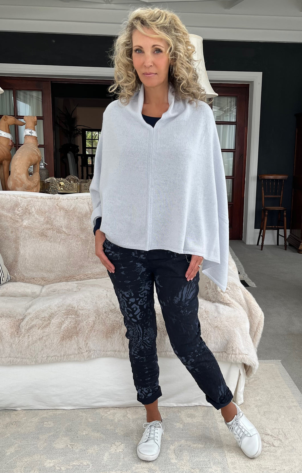 Cashmere poncho pale blue